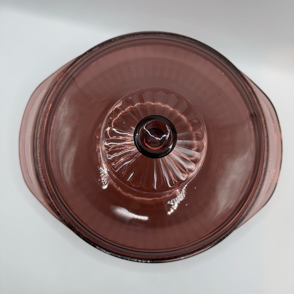 Pyrex Amethyst Purple Cranberry Ribbed Lidded Casserole Dish 2qt / 2L - Picture 2 of 5